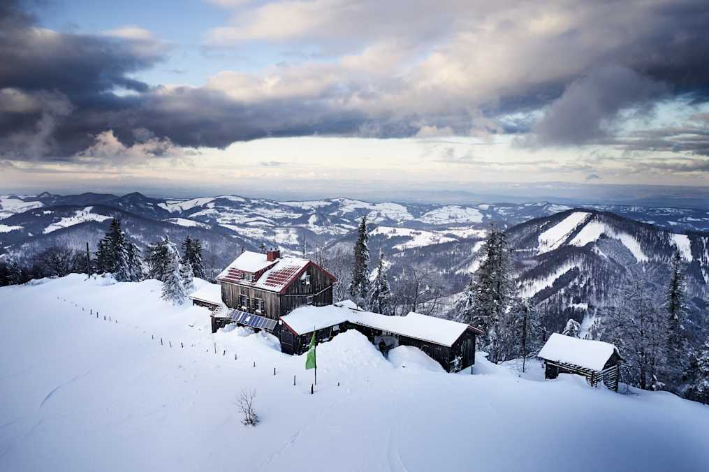 Die schneebedeckte Julius-Seitner-Hütte unweit von Wien