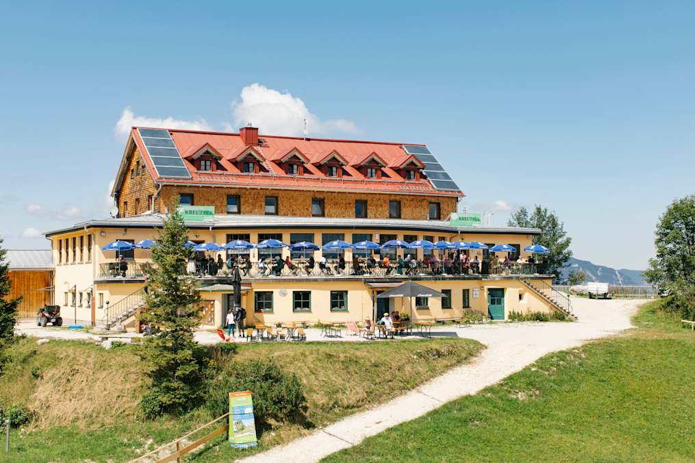 Die idyllische Berghütte Kreuzeckhaus liegt inmitten der oberbayerischen Alpen im Wettersteingebirge.