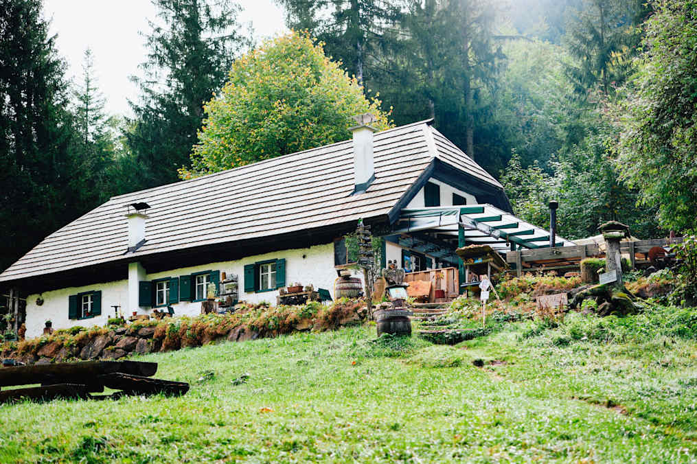 Die Jausenstation Moaralm liegt am Fuße des Traunsteins im oberösterreichischen Salzkammergut.
