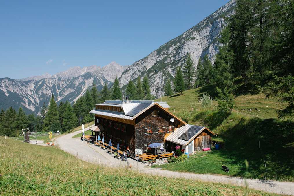 Südwestlich unterhalb der Solsteine und hoch über Zirl im Inntal gelegen ist die Neue Magdeburger Hütte.