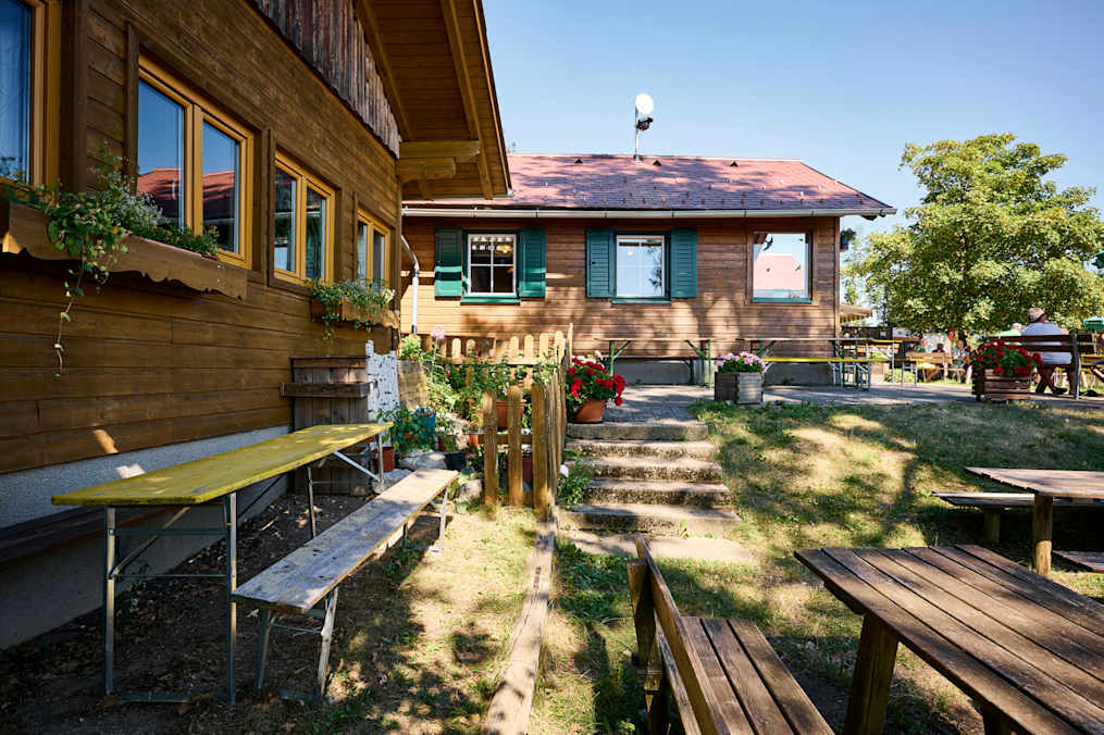 Die Pettenfirsthütte liegt am Pettenfirst inmitten des Hausruckwaldes.