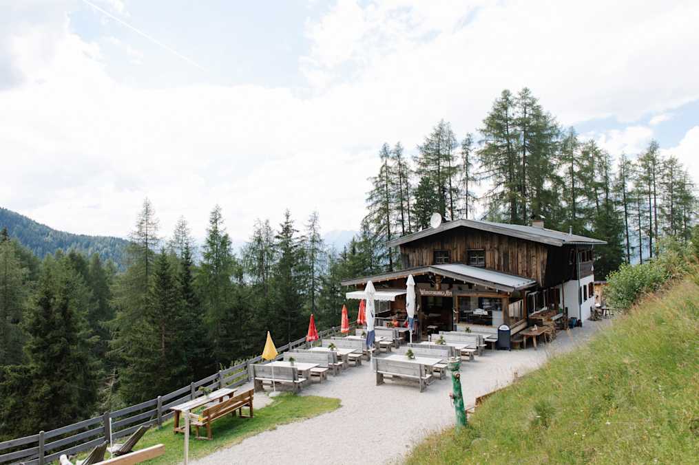 Die Pfaffenhofer Alm hoch über dem gleichnamigen Ort im Oberinntal