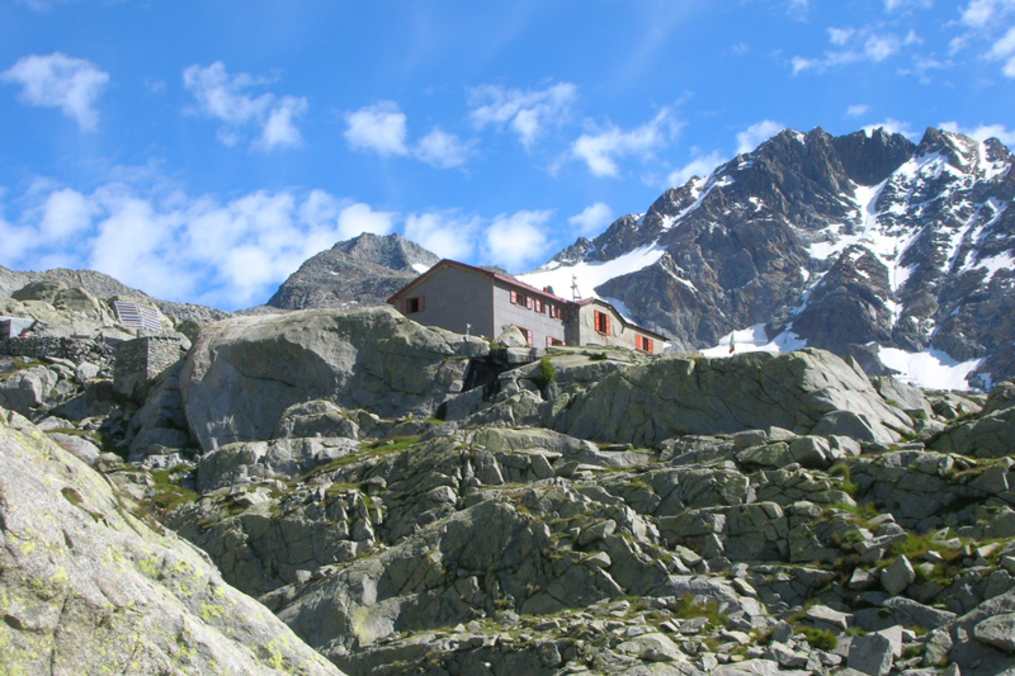 Die Hütte und der Monte Disgrazia