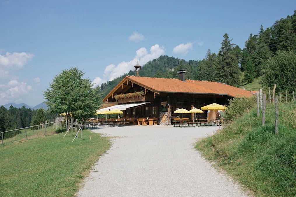 Die bewirtete Salober Alm liegt oberhalb des Alatsees im Tiroler Vils im Bezirk Reutte.
