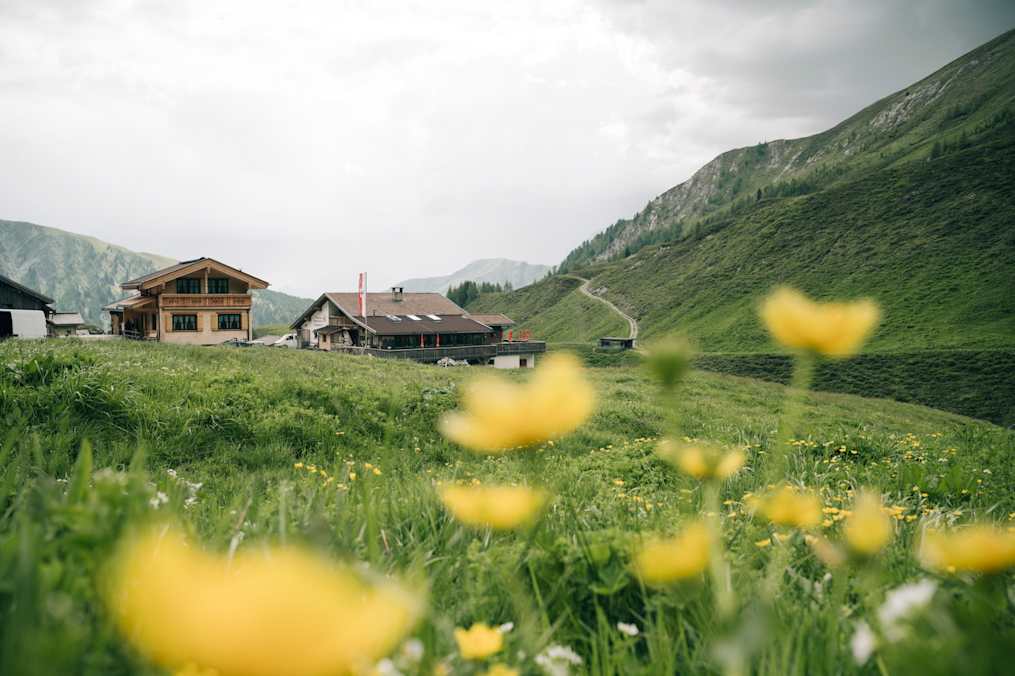 Die Bergkäserei Stoankasern ist eine urige Jausenstation und liegt oberhalb der Ortschaften Juns bzw. Tux-Lanersbach.