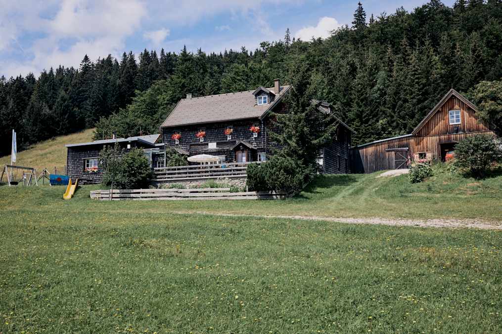 Das Unterberg-Schutzhaus steht am Fuße des Unterbergs in den Gutensteiner Alpen in Niederösterreich. 