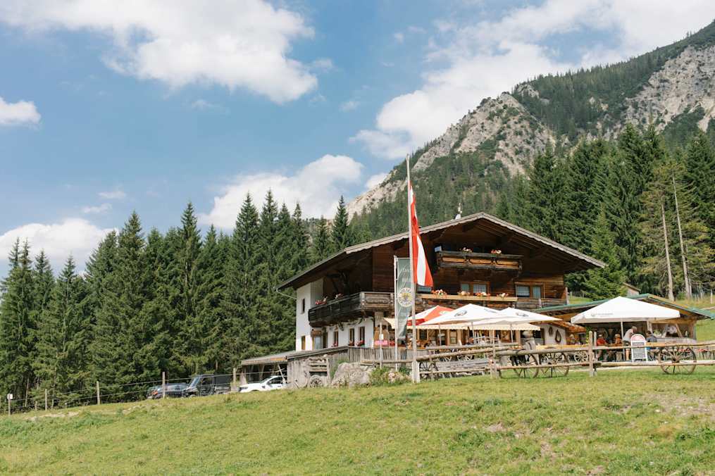 Die familienfreundliche Vilser Alm (1.226 m) in den Tannheimer Bergen