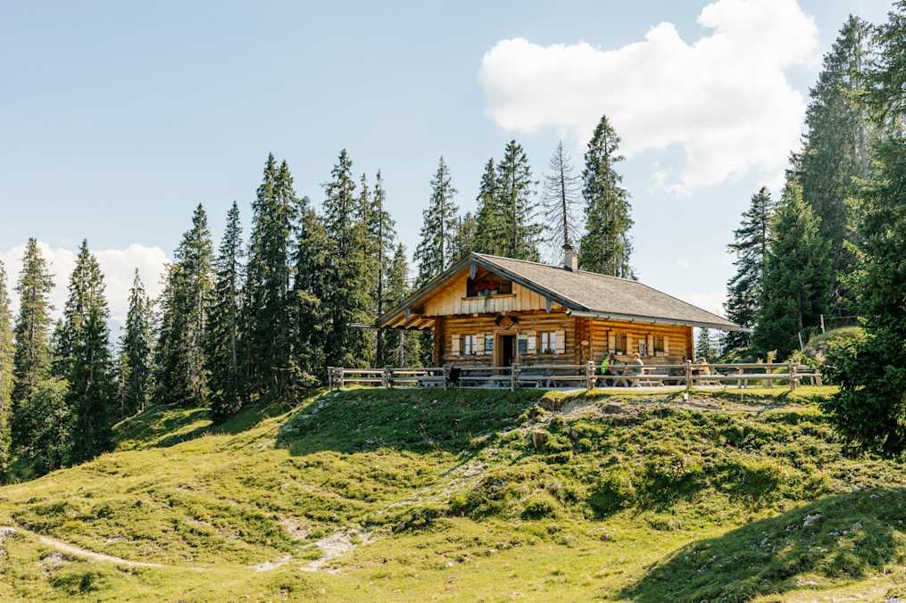 Die Wallgauer Alm liegt im Estergebirge am Fuße des Krottenkopfs in Bayern.