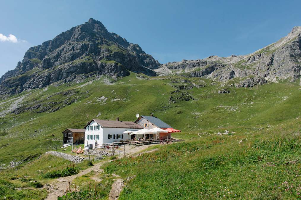 Die Widdersteinhütte befindet sich südseitig des imposanten Widdersteins (2.533 m) in den Allgäuer Alpen .