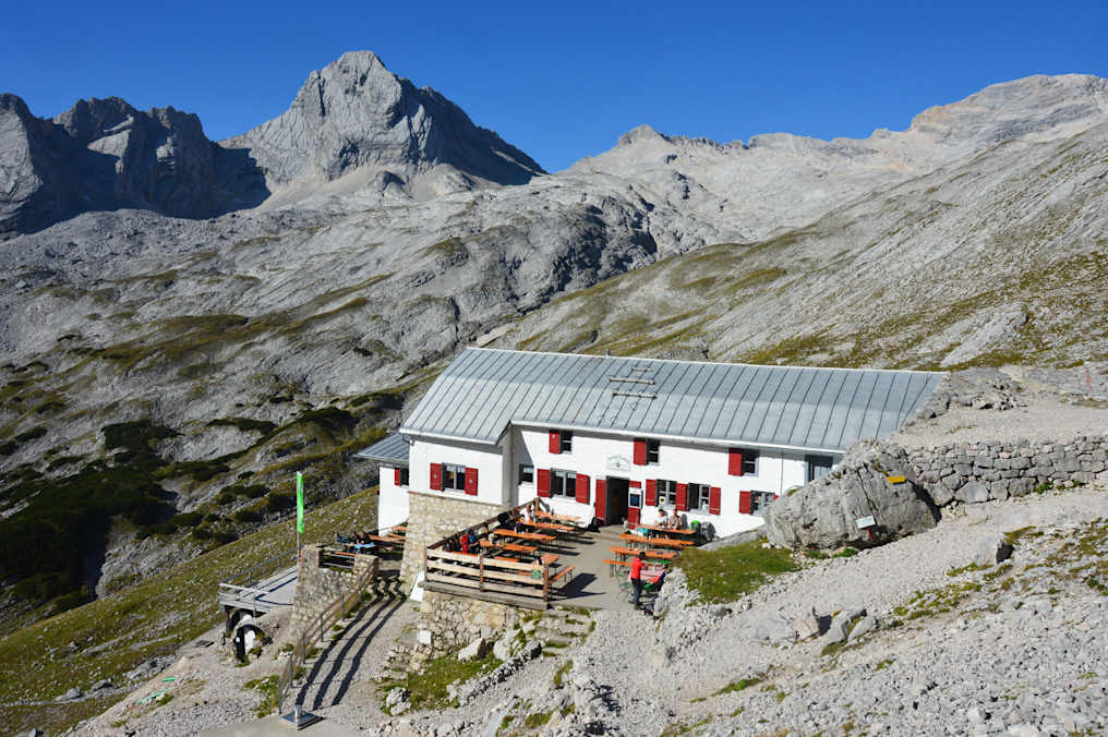 An der Schwelle des Zugspitzplatts unterhalb des Brunntalkopfes liegt malerisch die Knorrhütte auf 2.052 m Seehöhe.