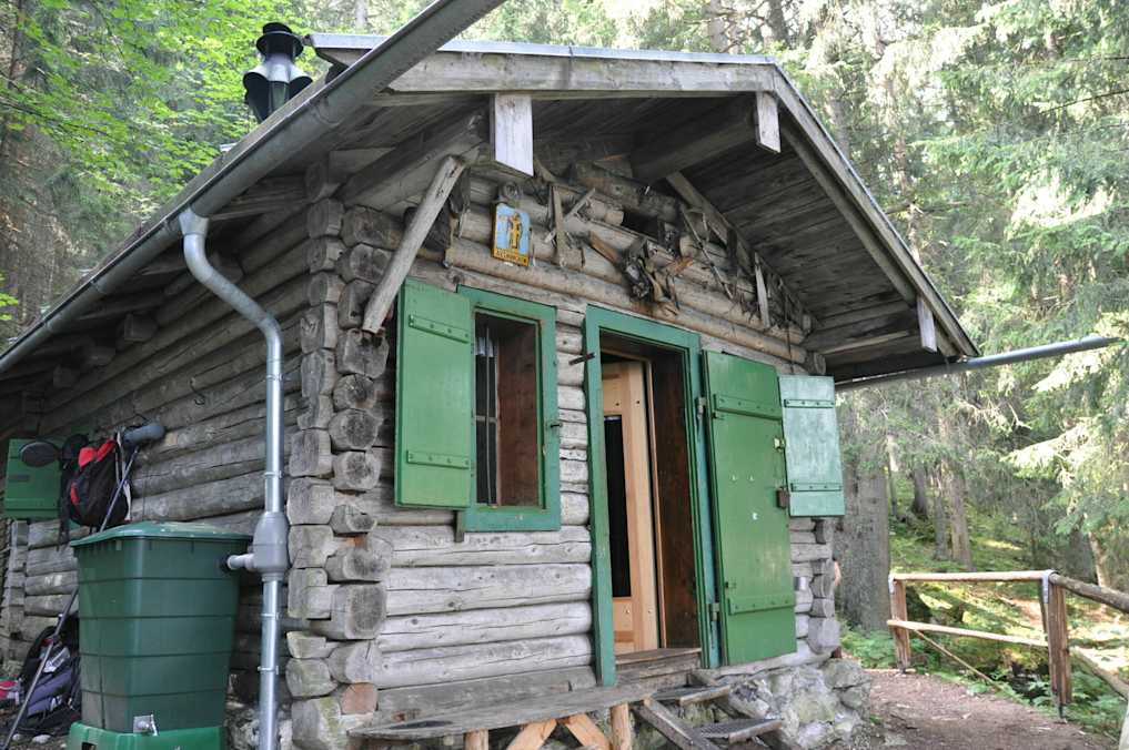 Unter der Nordwand des Großen Waxensteins im Wettersteingebirge in Bayern liegt die Waxensteinhütte (1.384 m)
