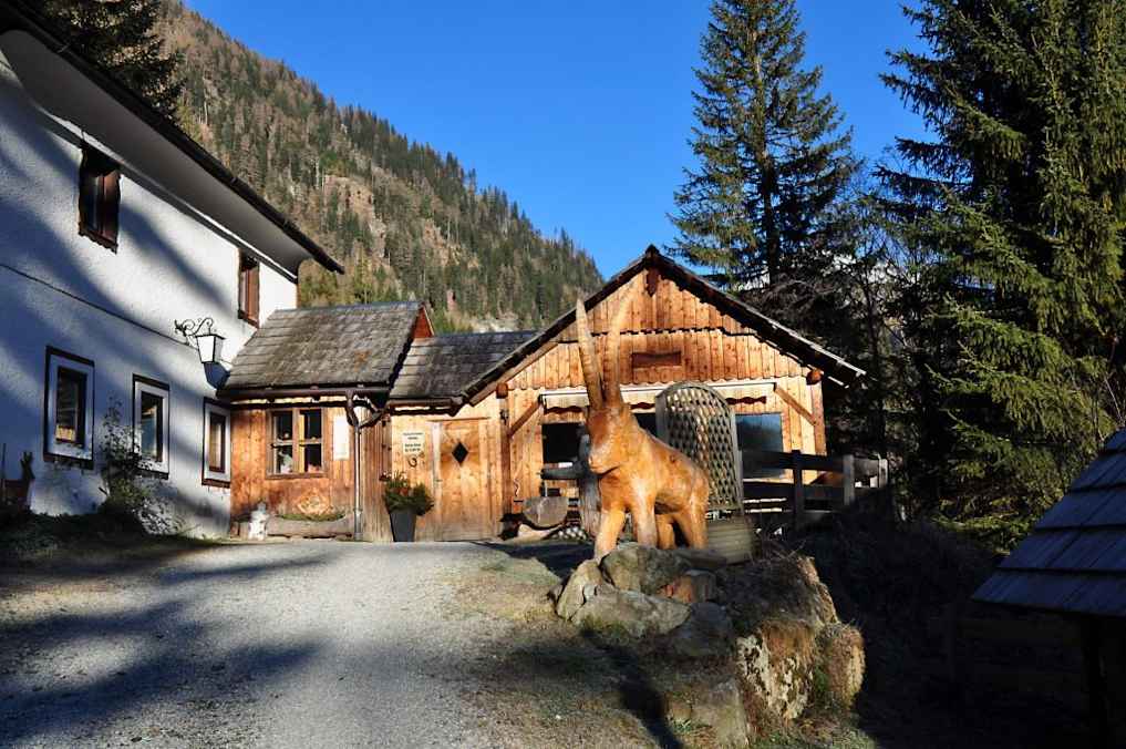 Die Dicktlerhütte ist eine willkommene Jausenstation an der Longa bei Weißpriach.