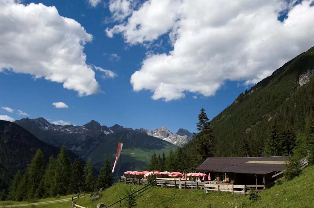 Die aussichtsreiche Grießbachalm oberhalb von Häselgehr im Tiroler Lechtal.