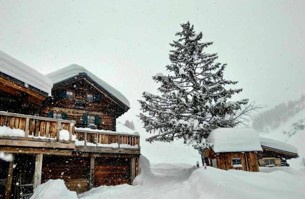 Berghaus Heimeli tief verschneit im Winter
