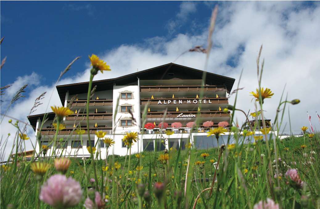 Alpenhotel Laurin Aussenansicht Sommer