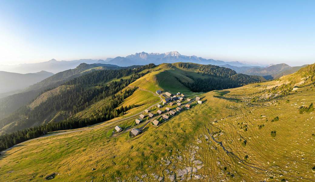 Die Feistritzer Alm an der Milchstraße am Karnischen Höhenweg