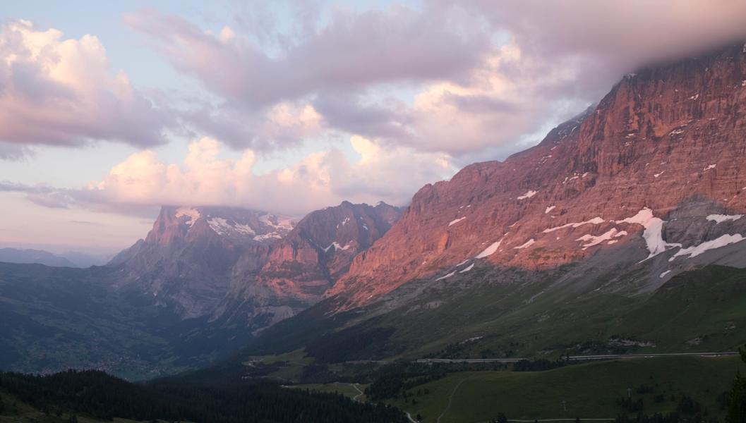 Die Nordwände des Eiger (3.967 m) und Wetterhorn (3.692 m) im letzten Abendlicht