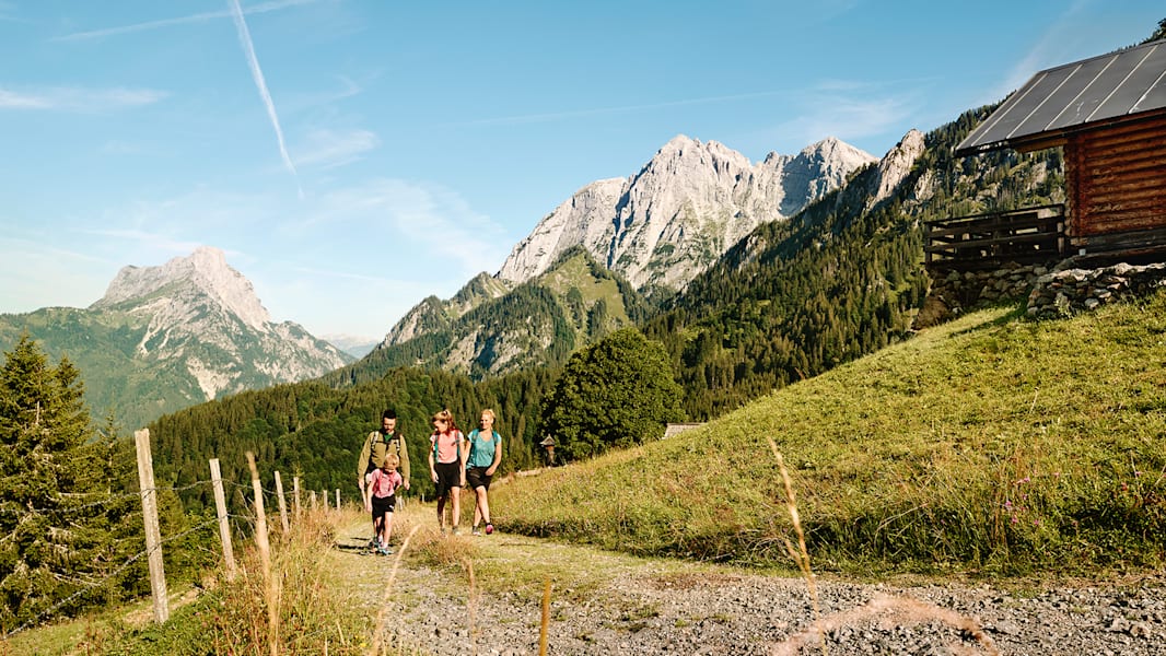 Eine Familie wandert an den grünen Wanderwegen im Sommer in der Steiermark.
