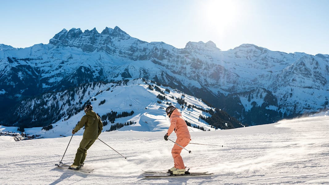 Zwei Skifahrer auf der Piste.