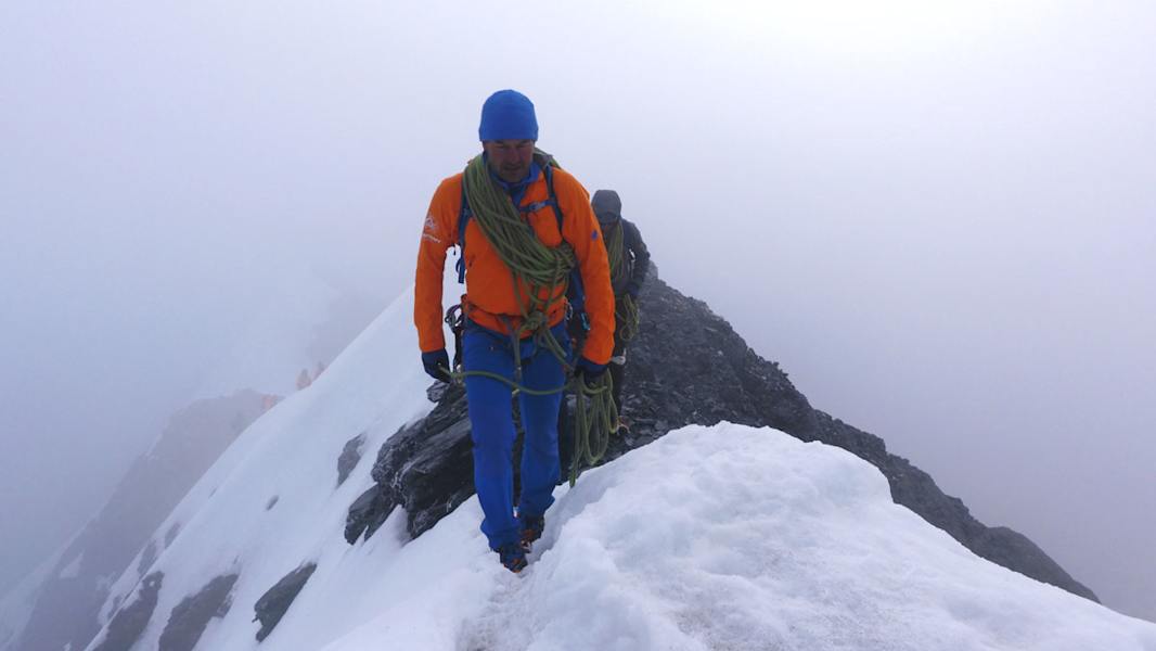 Fast schon mystisch: Conrad führt Sonngrit durch den dichten Nebel. 