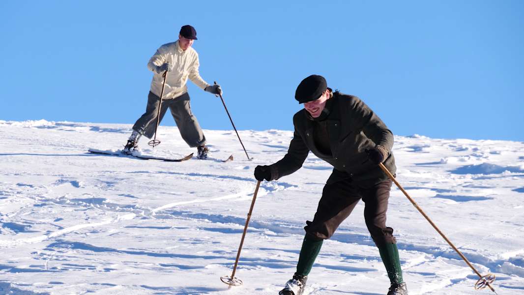Erste Skiabfahrt in historischer Ausrüstung
