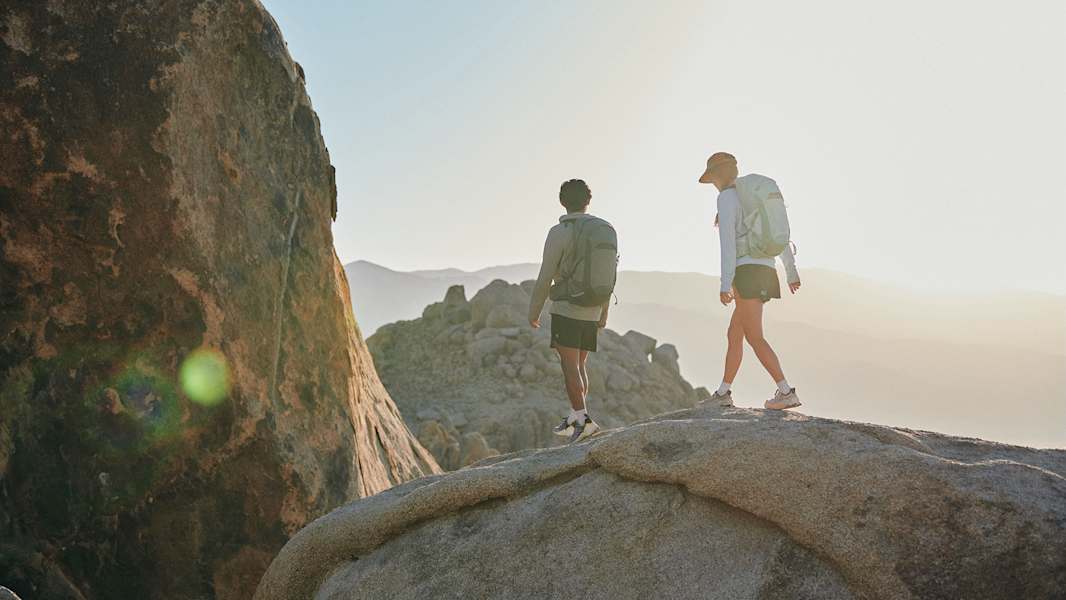 Morgensonne, Granit unter den Füßen, Freiheit im Blick – unterwegs mit leichtem Gepäck.