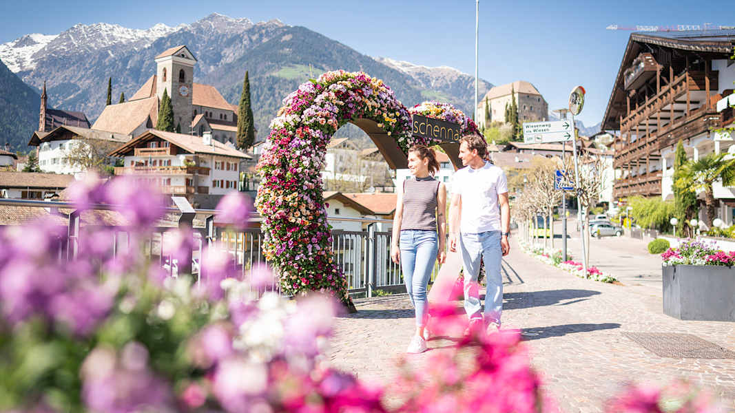 Ein glückliches Pärchen unterwegs im blumengeschmückten Schenna.