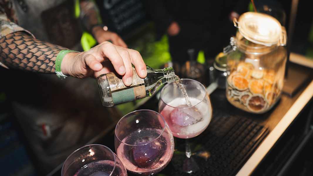 Ein Barkeeper mischt feine Gin-Cocktails.