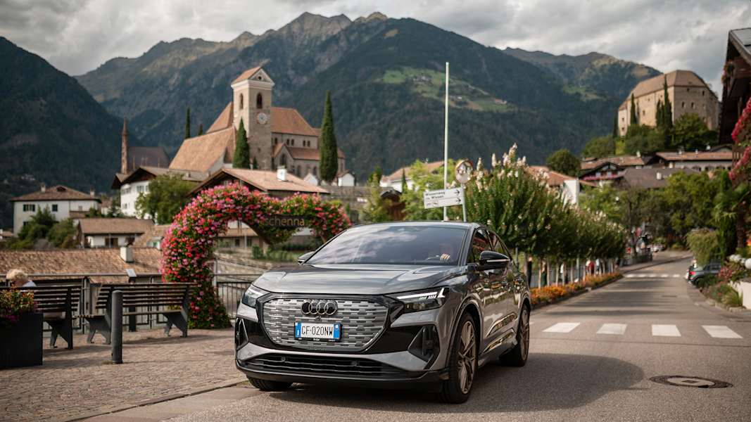 Ein E-Auto unterwegs in Schenna anlässlich der Veranstaltung schenna.e.motion.