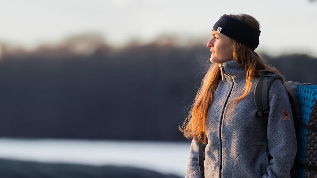 Eine Frau mit Haube und Weste von Aclima.