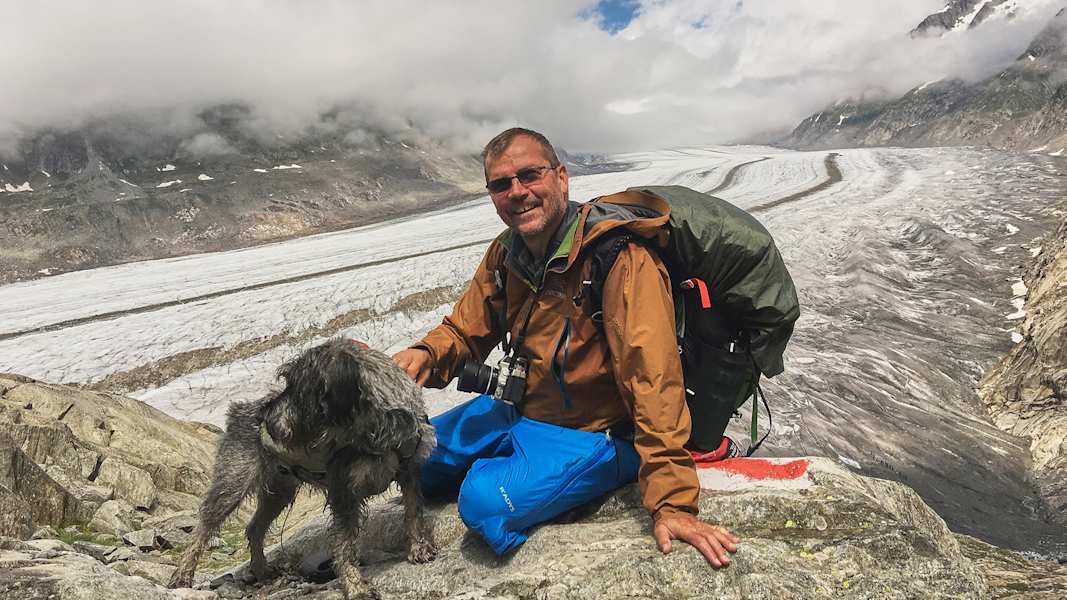 Zwei Schnauzer durchwandern die Schweiz