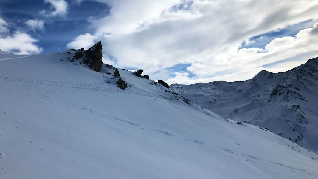Tierspuren im Schnee: Äsungsgebiet der Gämsen