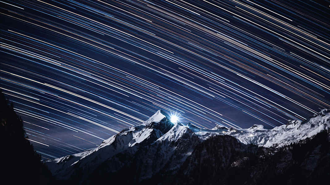 Winter in den Hohen Tauern: Blick auf das Kitzsteinhorn bei Nacht im Salzburger Land