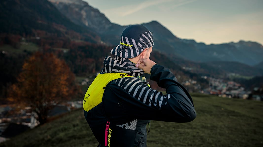 Ein Mann trägt Laufkleidung, die in der Nacht reflektiert und ihn vor Kälte schützt.