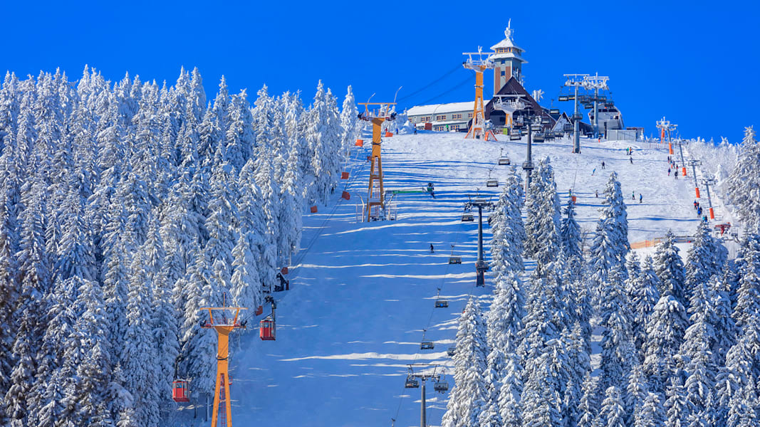 Eine verschneite Skipiste in Winter in Sachsen auf den Fichtelberg.