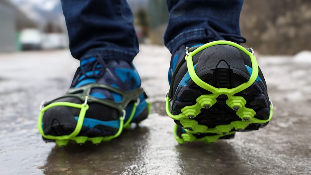 Schuhe im Schnee mir Spikes an