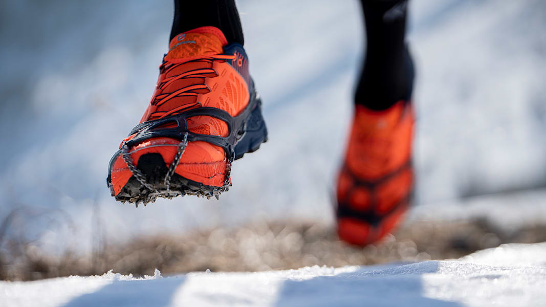 Schuhe im Schnee mir Spikes beim Rennen