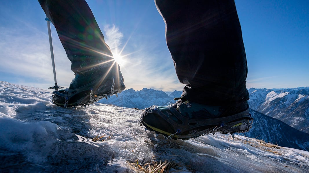 Schuhe beim Wandern im Schnee im Winter.