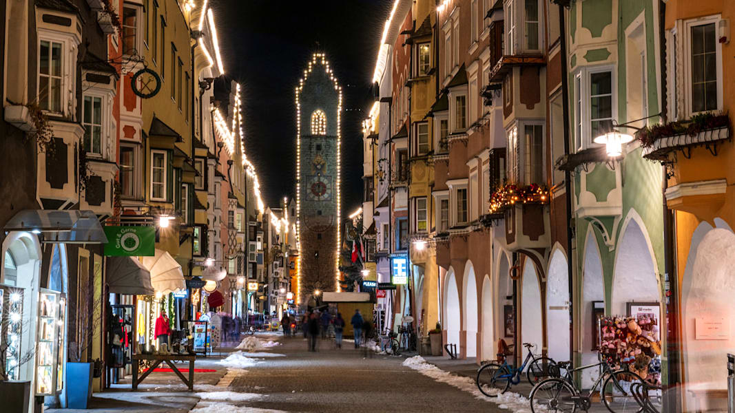 Die Altstadt Sterzing in Südirol bei Nacht.