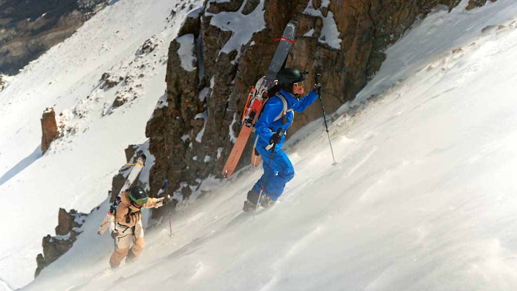 Zwei Freundinnen auf den Berg und am Weg auf den Gipfel.