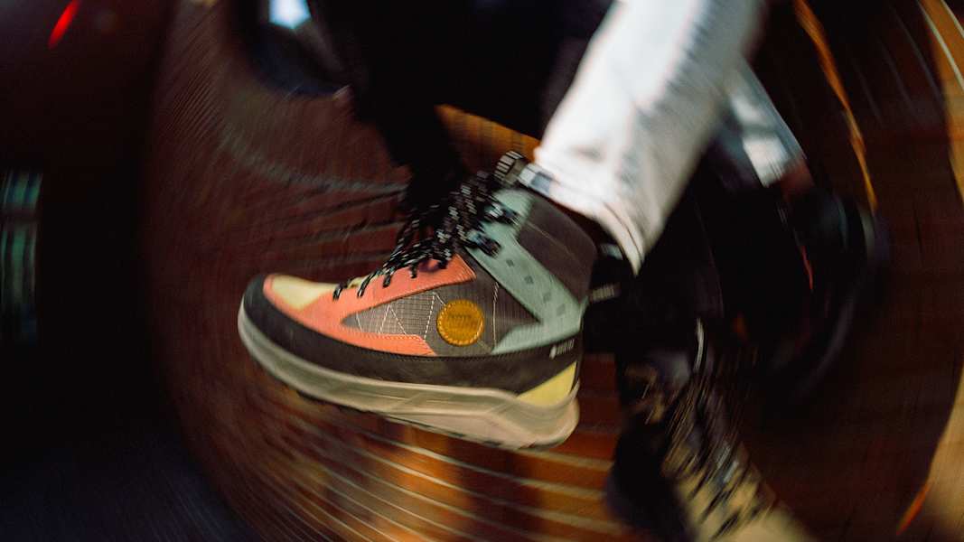 Nahaufnahme des Hanwag Rotpunkt Light Mid GTX beim Gehen auf Pflastersteinen – vielseitiger Outdoor- und Alltagsschuh mit modernem Design.