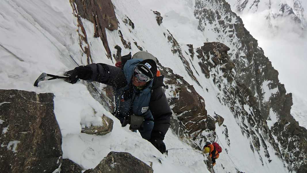 Im Filmportrait „Oben angekommen“ nimmt er uns mit auf eine Reise zwischen Höhen und Tiefen seines Werdegangs.