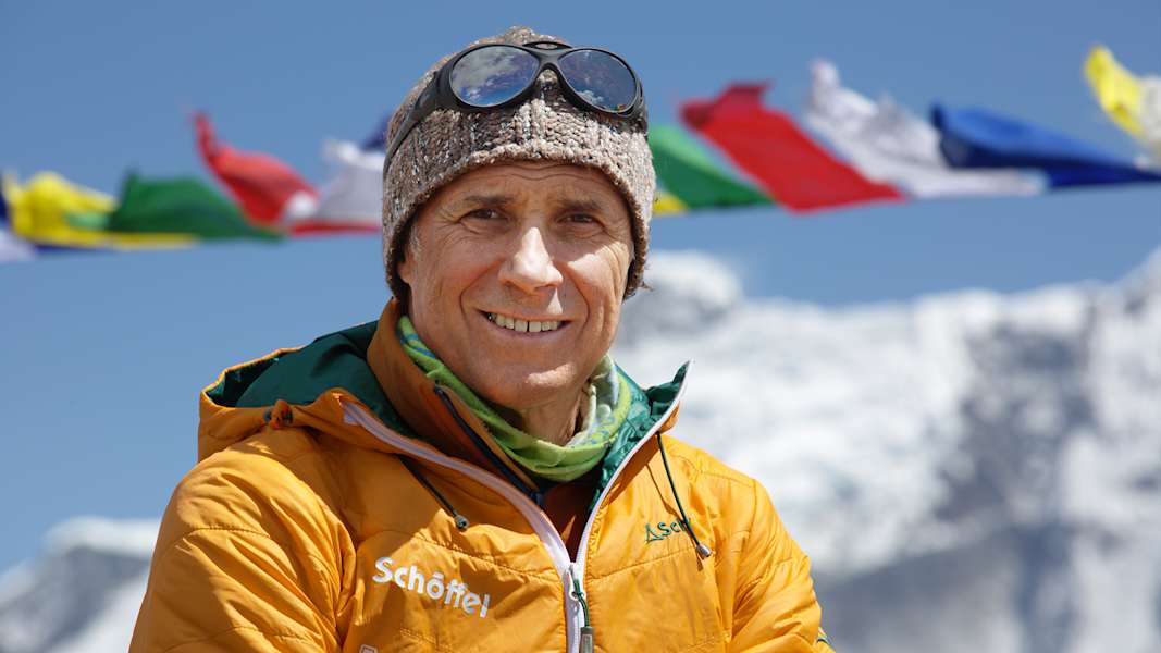 Ralf Dujmovits ist nach wie vor am liebsten draußen unterwegs – ob in den Alpen oder im Himalaya spielt für ihn keine Rolle.