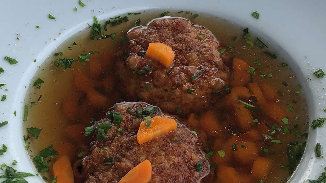 Doppelte Kaspressknödelsuppe im Linzer Haus