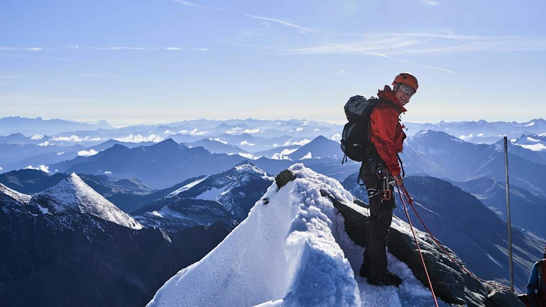… und steigen dann in den Gipfelgrat des Großglockners ein