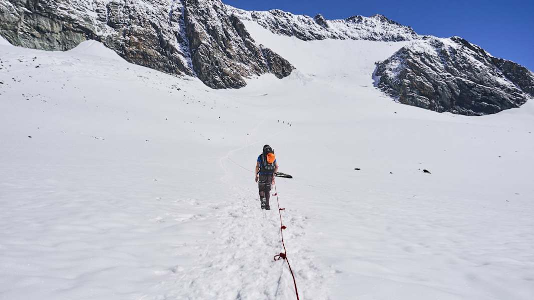 Angeseilt geht es über den 2,5km weiten Gletscher