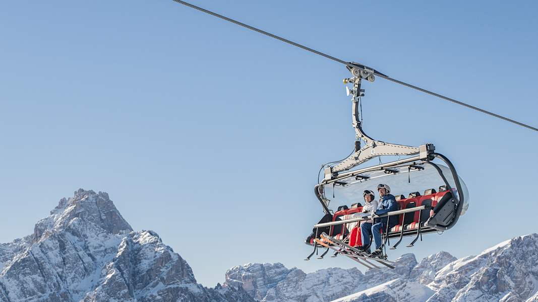 sessellift 3 zinnen dolomiten zwei personen sitzen im sessellift