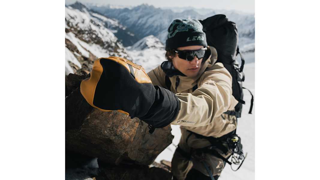 mann klettert den berg hinauf mit zanier handschuhen