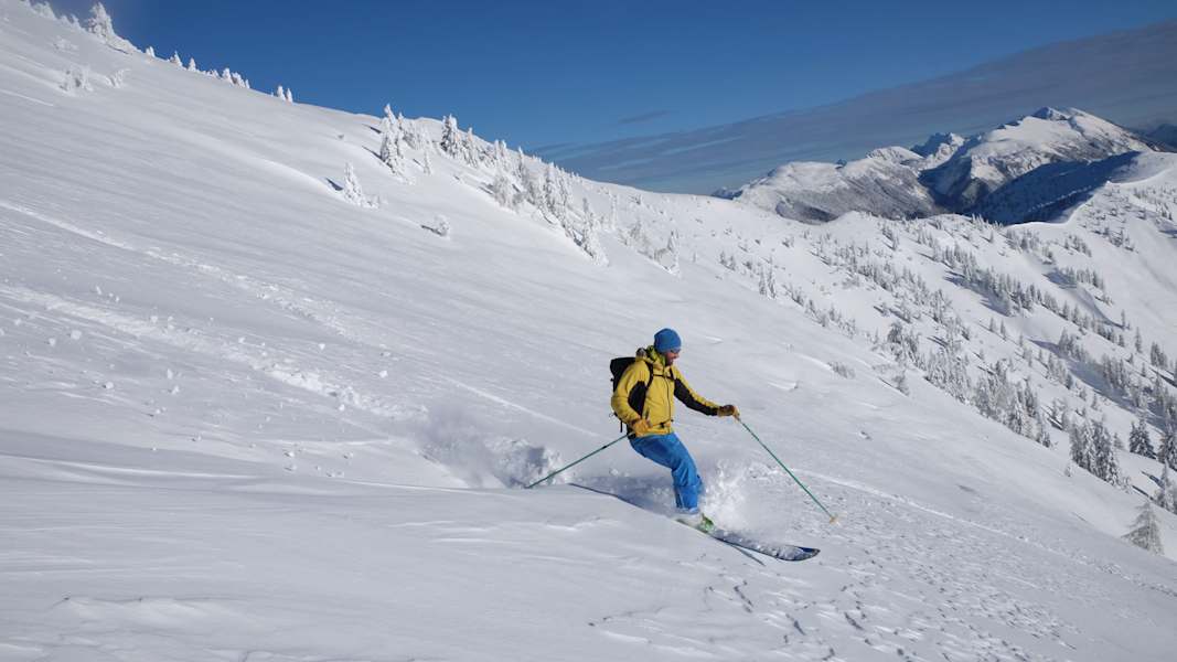 Skitour auf den Dovška Baba in Slowenien: Mitja Šorn bei der Abfahrt am Gipfelhang