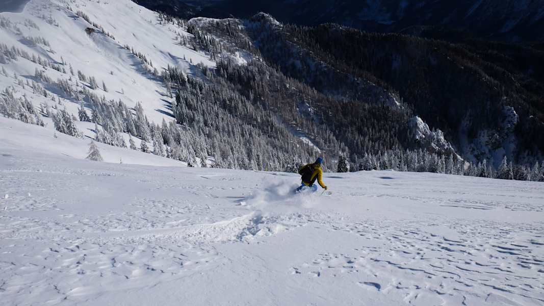 Skitour auf den Dovška Baba in Slowenien: Mitja Šorn bei der Abfahrt am Gipfelhang